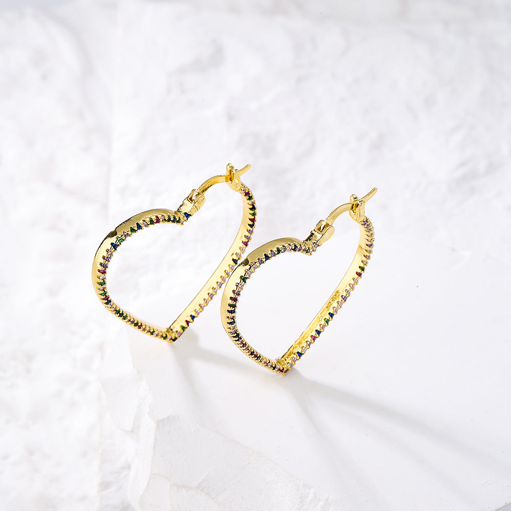 Orecchini a cerchio a forma di cuore geometrici minimalistici a C da donna in ottone con placcatura in oro 18 carati e intarsio di zirconi cubici