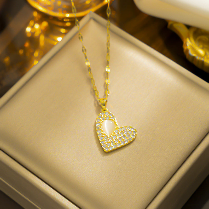 Collar de Lujo Minimalista en Acero de Titanio con Corazón, Incrustaciones de Ojo de Gato y Detalles de Circonita Cúbica para Mujer