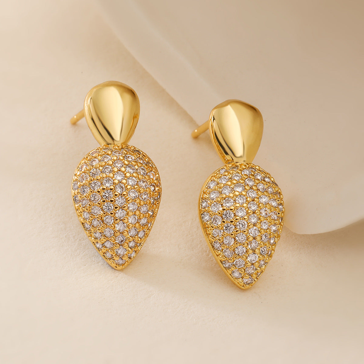 Orecchini a Cuore Geometrici Minimalisti in Rame con Placcatura in Oro 18K e Accenti in Zircone per Donne