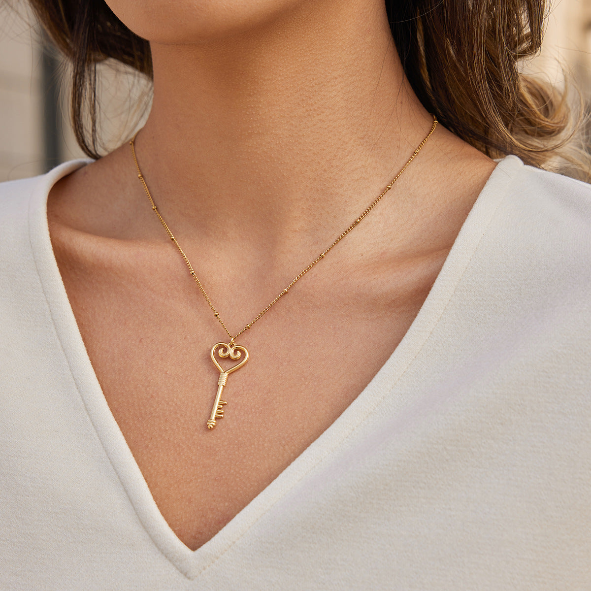 Collana pendente a forma di chiave minimalista da donna in acciaio al titanio con placcatura in oro PVD sottovuoto