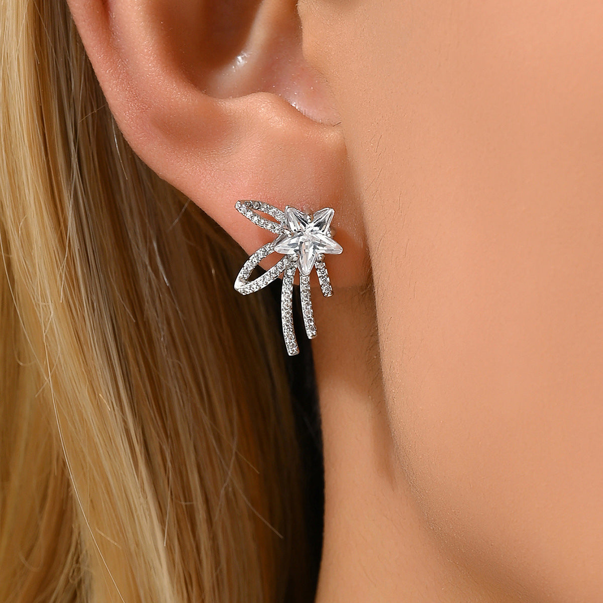 Pendientes Asimétricos Minimalistas de Estrella y Lazo para Mujer con Base de Cobre e Incrustaciones de Circonitas