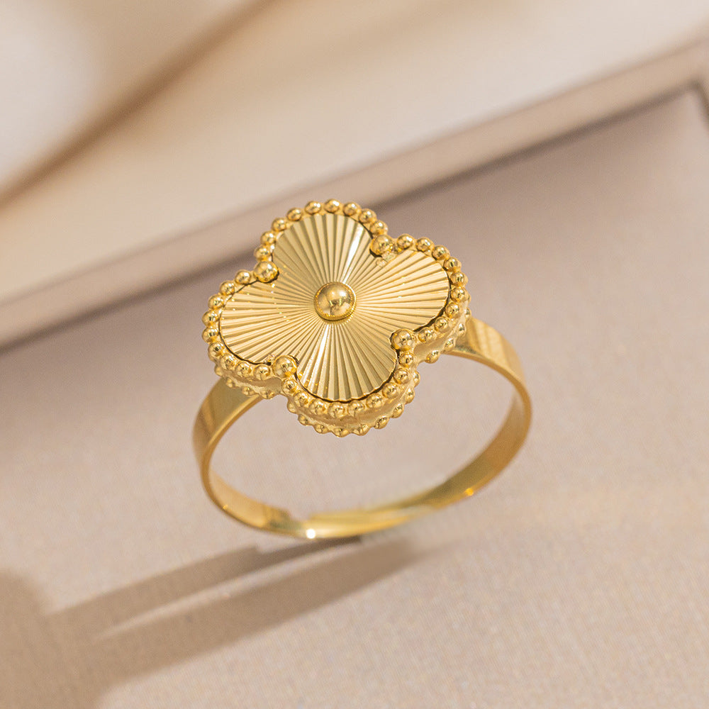 Collana con Ciondolo Trifoglio Minimalista in Acciaio al Titanio con Finitura Laser e Placcatura Oro da Donna