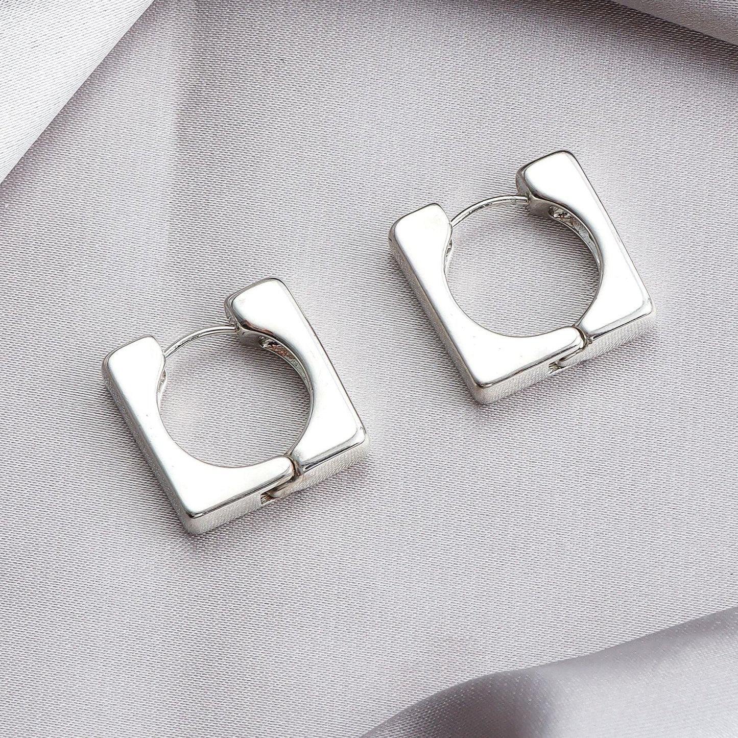 Pendientes de aro cuadrados minimalistas de aleación con diseño geométrico calado para mujer