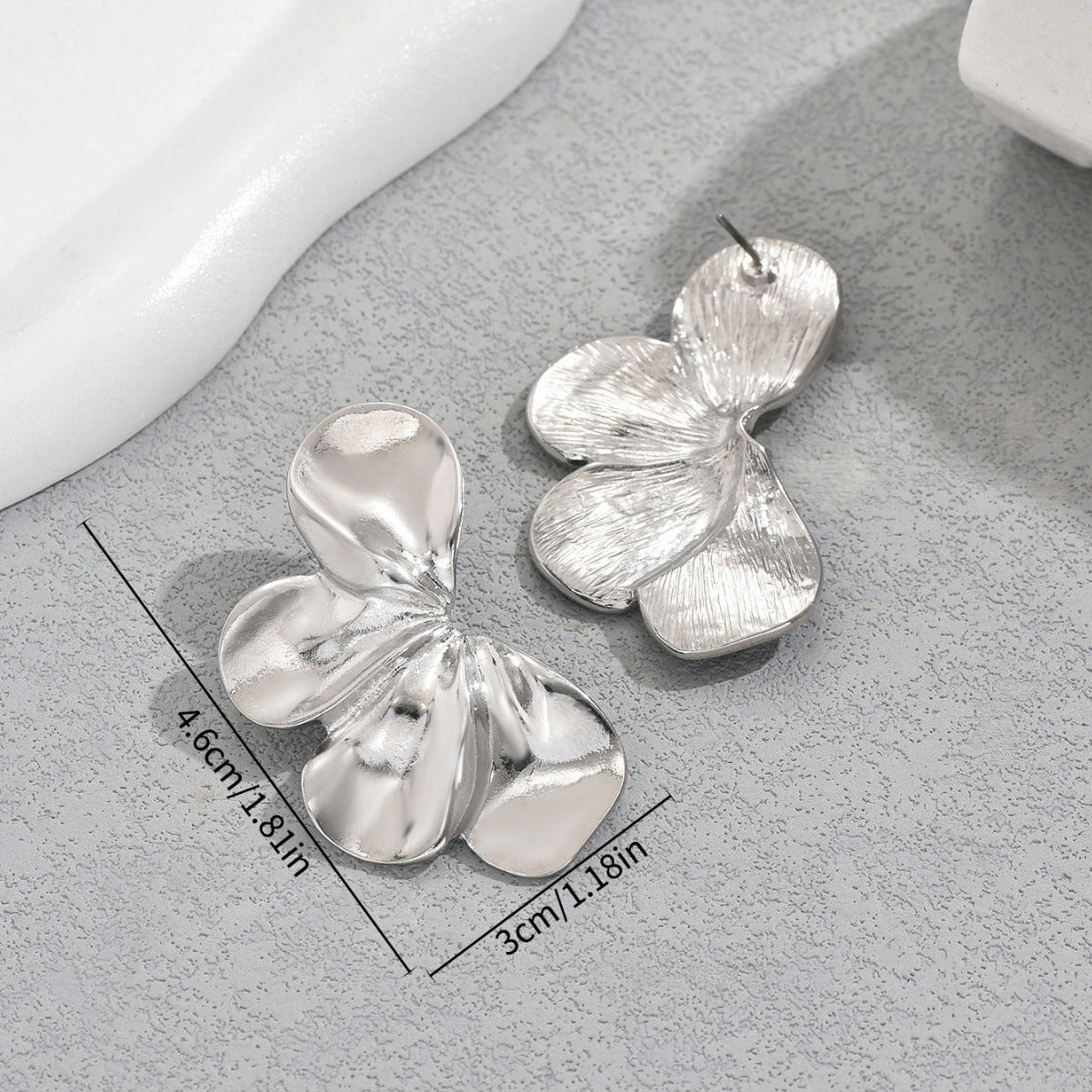 Pendientes de tuerca de aleación de zinc con forma floral y de hoja, estilo OL a la moda, con acabado chapado para mujer
