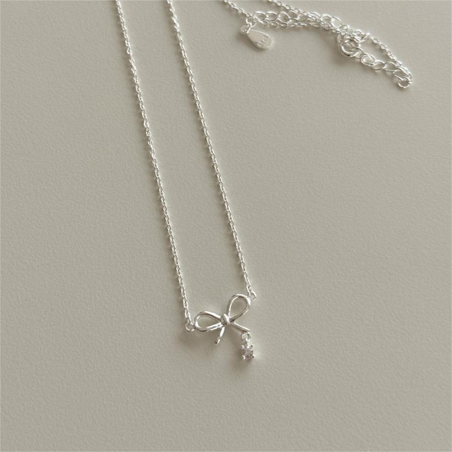 Collana Minimalista a Fiocco in Argento Sterling 925 con Dettagli in Zirconia Cubica su Catena a Croce