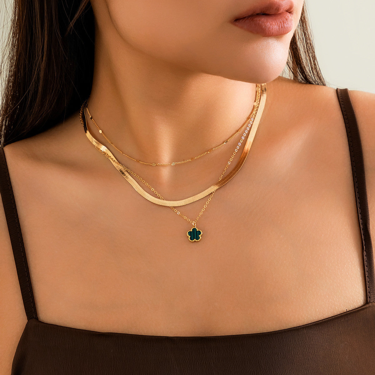 Set collana da donna minimalista con trifoglio in metallo galvanizzato e catena a serpente