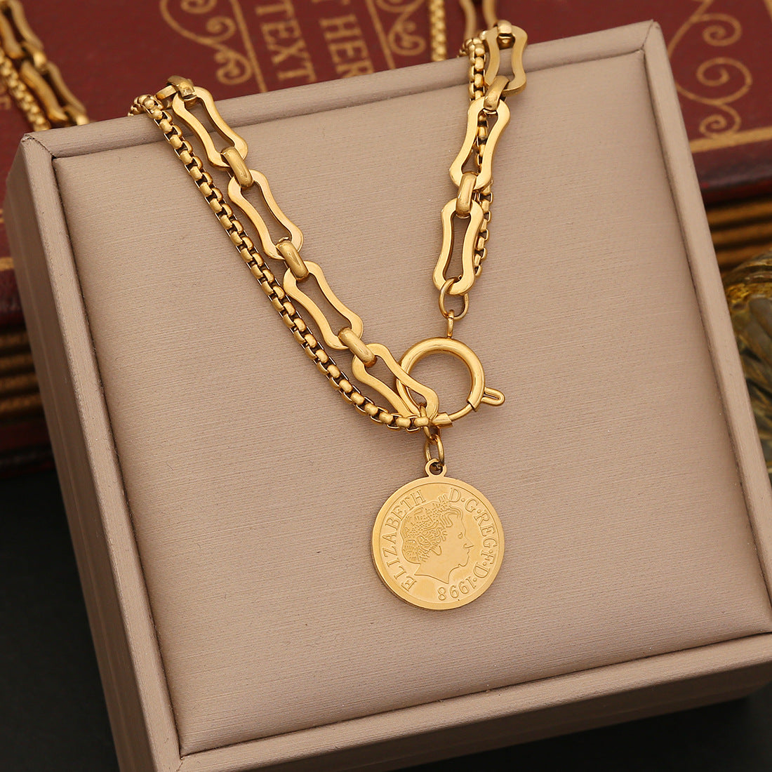 Collana con ciondolo a moneta personalizzata da donna in acciaio inossidabile con finitura placcata