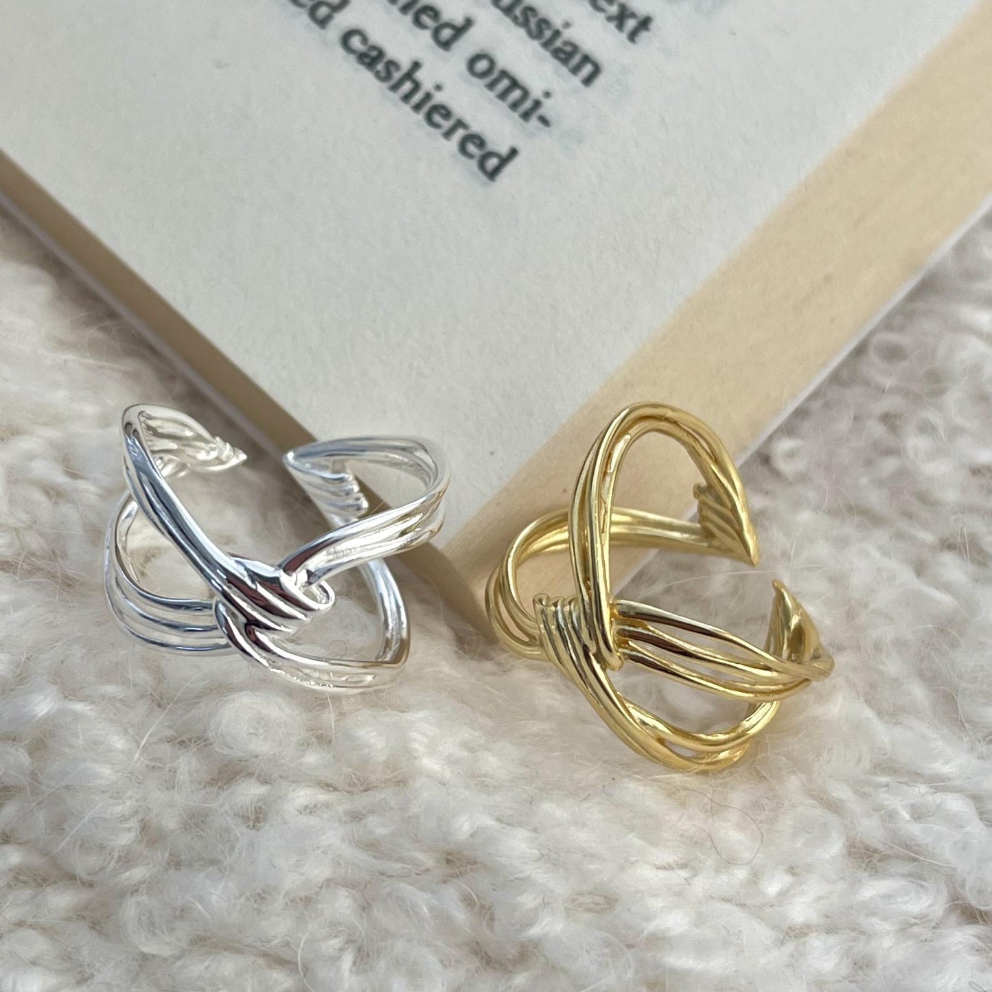 Anillo de plata de ley 925 con corazón anudado cruzado minimalista con textura geométrica para mujer