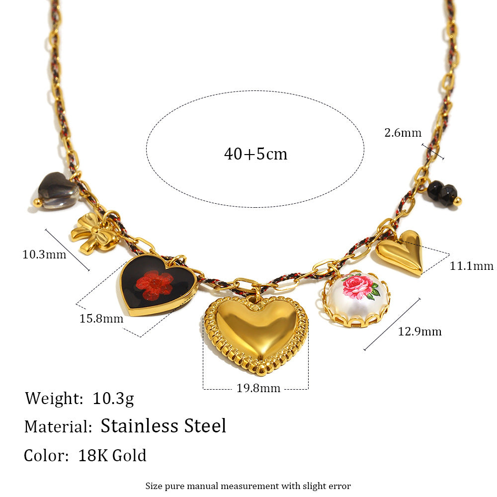 Elegante collana con ciondolo a cuore fatto a mano in acciaio inossidabile con placcatura in oro 18 carati, catena in corda di cotone e dettaglio floreale