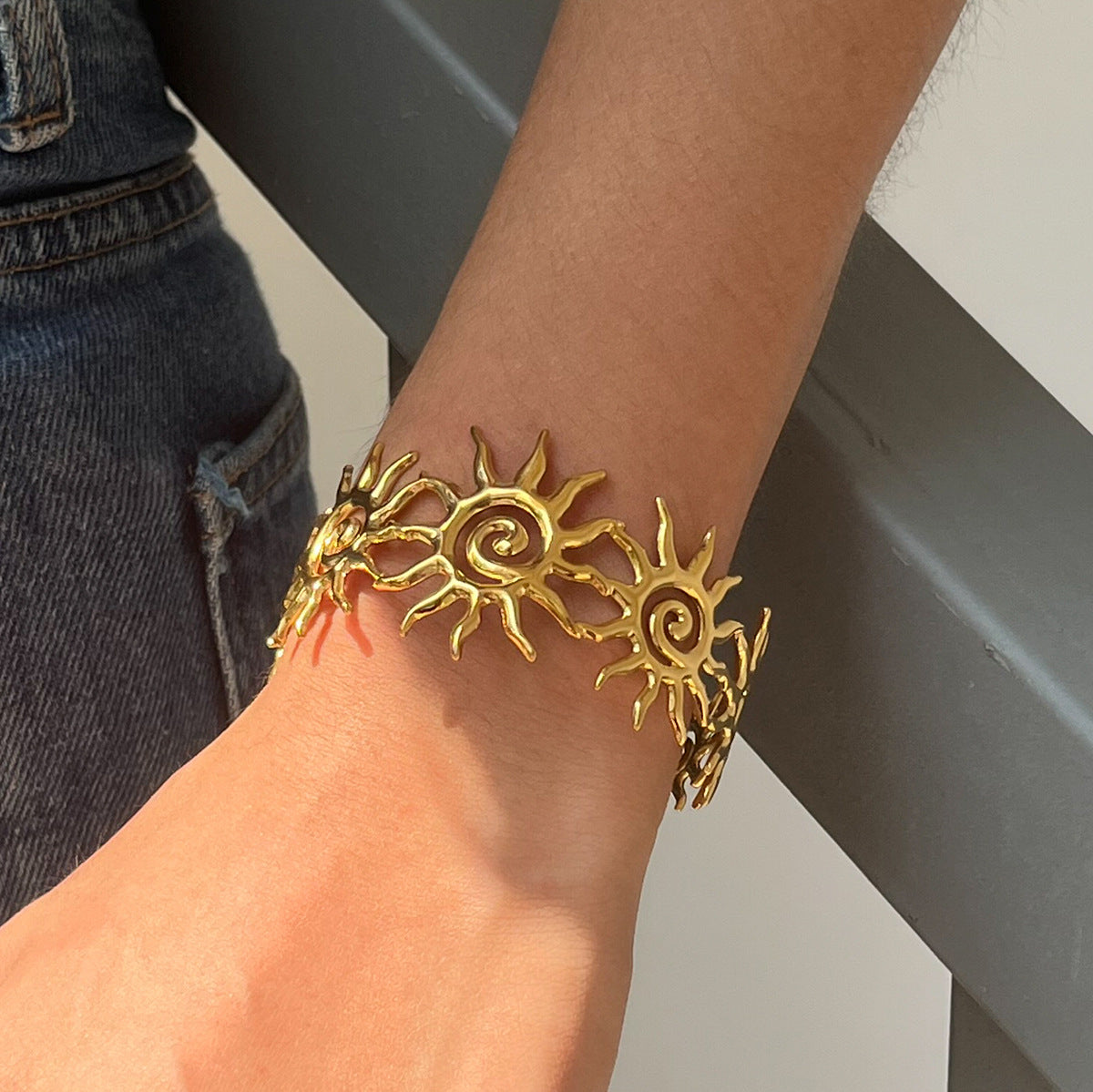 Bracciale da donna in acciaio inossidabile a forma di sole con finitura placcata, gioiello minimalista di tendenza