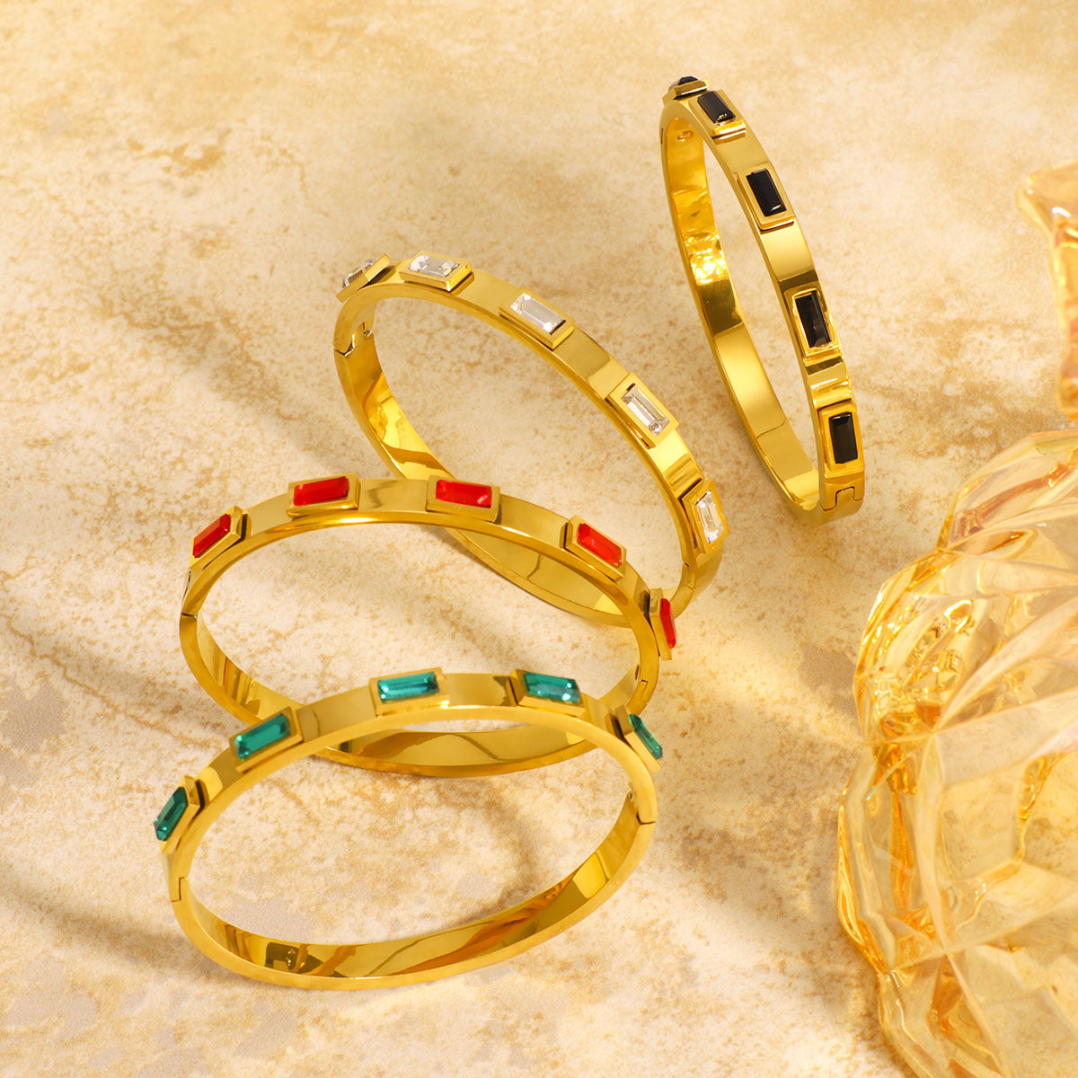 Bracciale Vintage in Acciaio Inox con Strass Geometrici Quadrati e Placcatura Sottovuoto in Oro 18K