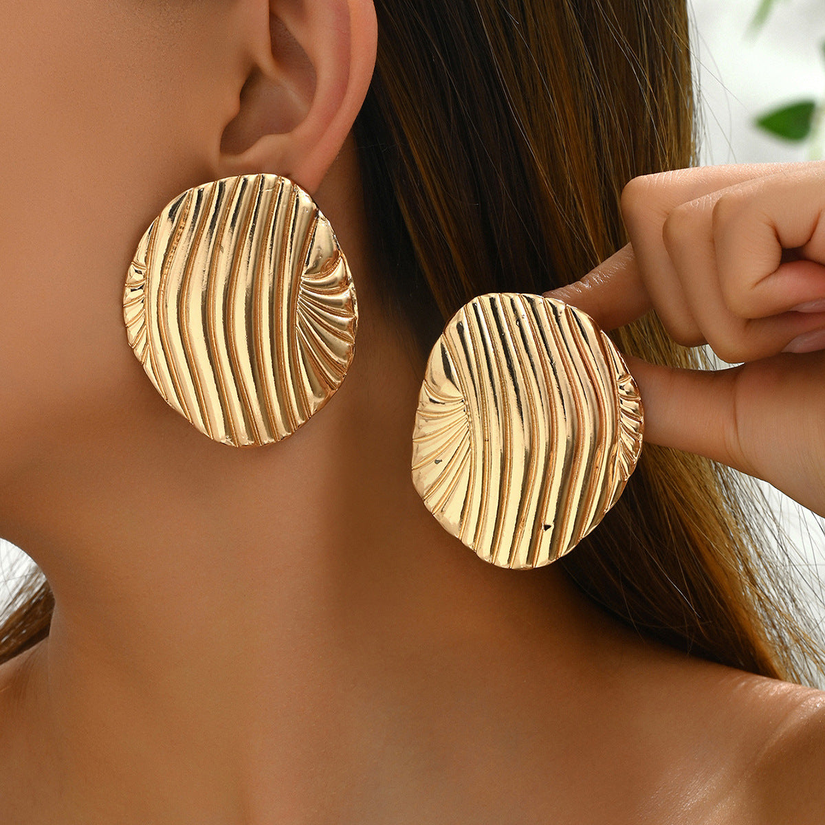Pendientes Geométricos Minimalistas para Mujer de Aleación de Zinc con Baño de Oro de 18K y Diseño de Líneas Plegadas