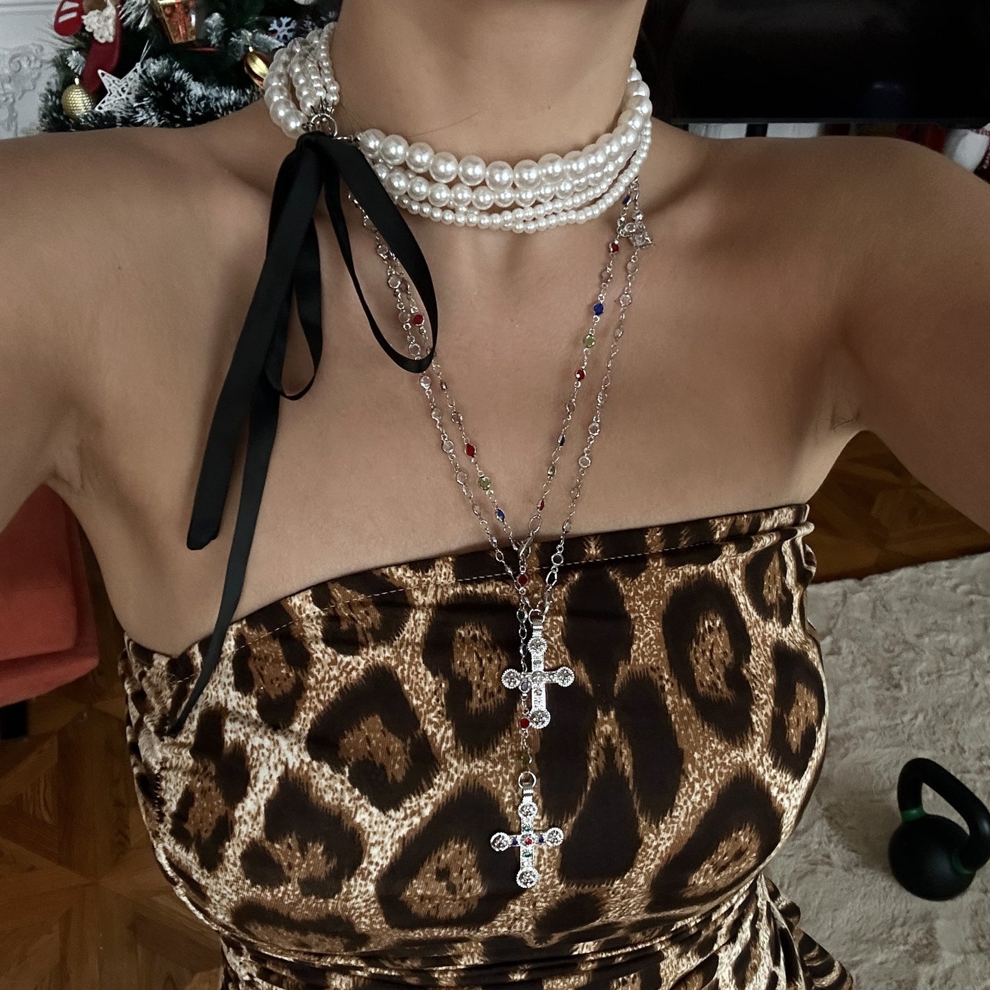 Elegante collana a sfera con pendente a perla intarsiato con strass a croce geometrica da donna