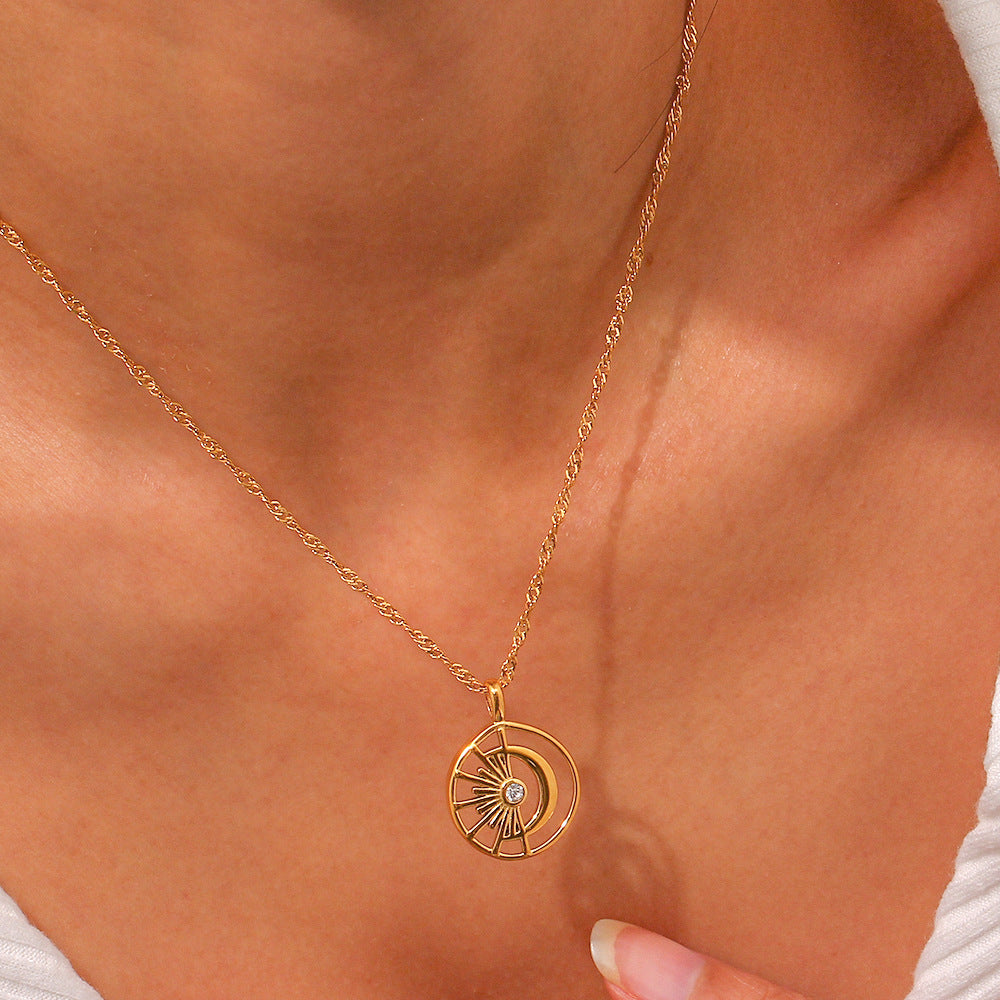 Elegante Collar Colgante Geométrico de Acero Inoxidable con Diseño Hueco de Sol y Luna Bañado en Oro de 18K para Mujer