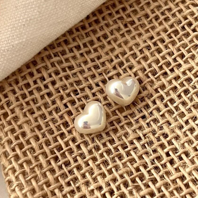 Orecchini a perno minimalisti a forma di cuore in argento sterling 925 con intarsio di perle per donna