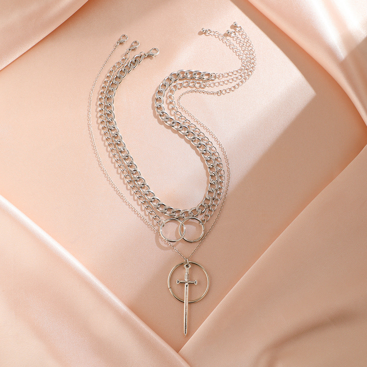 Collar con colgante en forma de espada, estilo hip-hop atrevido, con detalles de borlas y aleación galvanizada en cadena cruzada para mujer