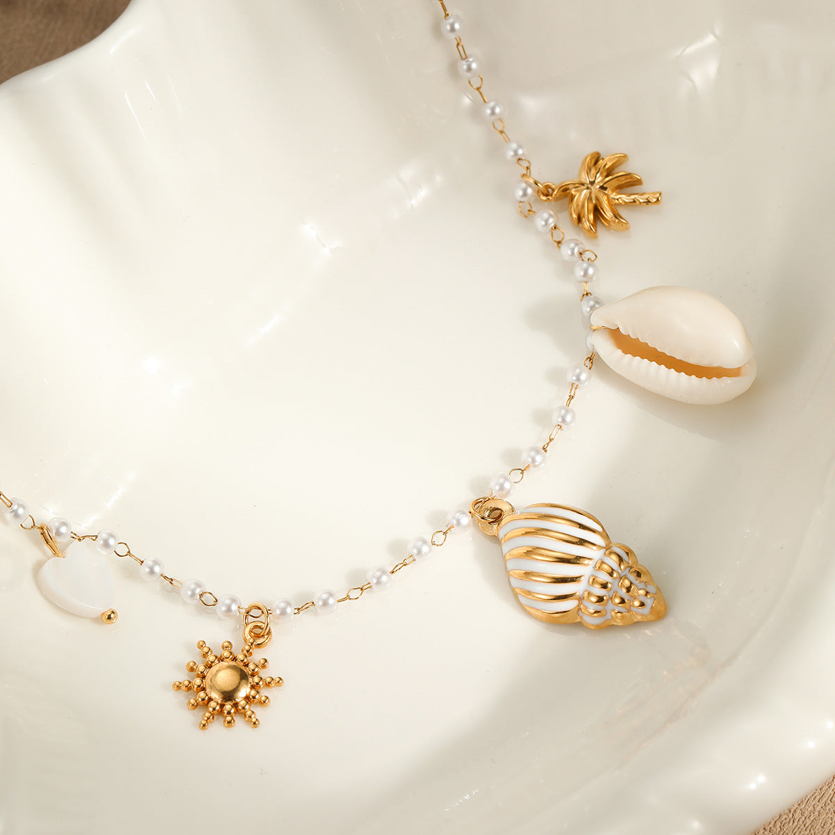 Elegante collar de acero inoxidable con colgante de concha de inspiración francesa, diseño oceánico y acabado chapado para mujer