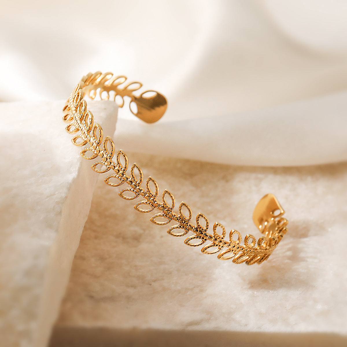 Bracciale minimalista da donna in acciaio inossidabile con spiga di grano vuota e placcatura in oro 18 carati