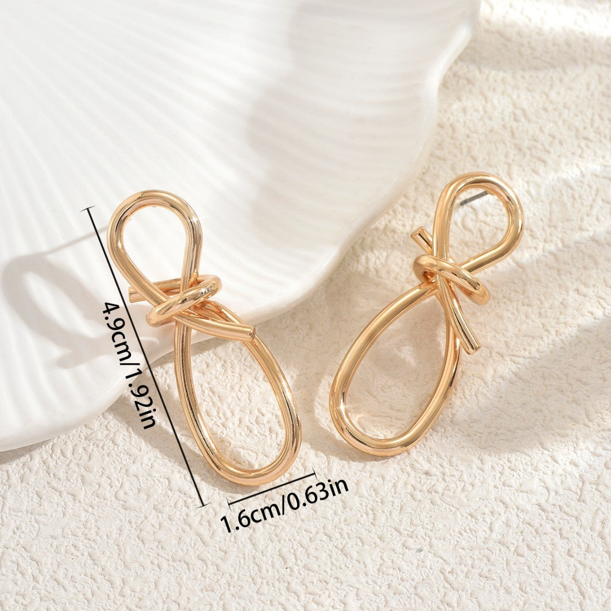 Pendientes minimalistas geométricos en forma de lazo para mujer, hechos de aleación de zinc con baño de oro de 18 quilates, joyería de moda versátil