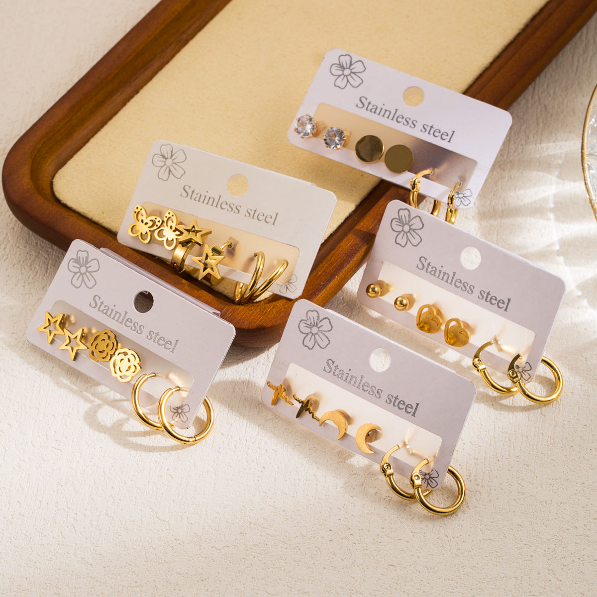 Orecchini a Cerchio da Donna in Acciaio Inossidabile Placcato Oro 18K, con Motivo Geometrico, Luna e Stella, Stile Dolce e Cool
