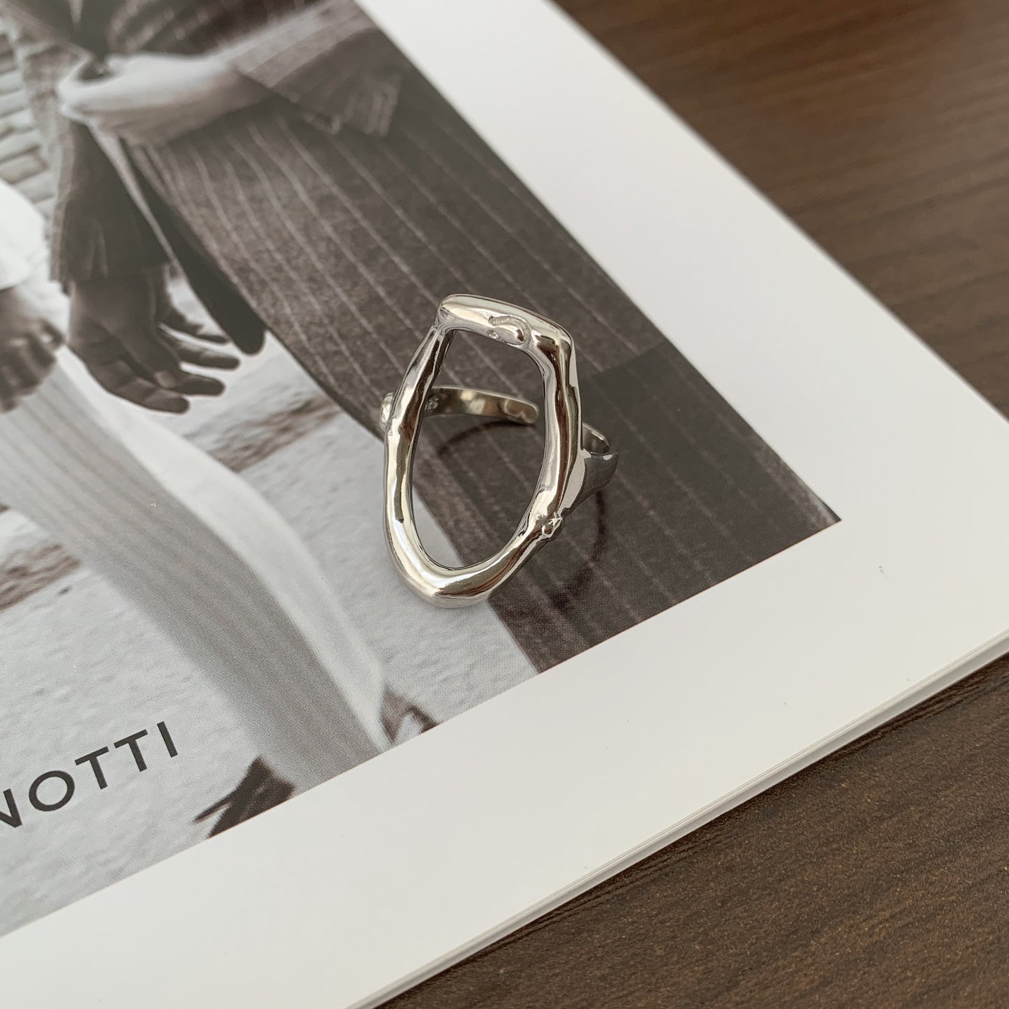 Anello da Donna Minimalista Geometrico Placcato in Argento Sterling 925 con Texture Astratta a Goccia
