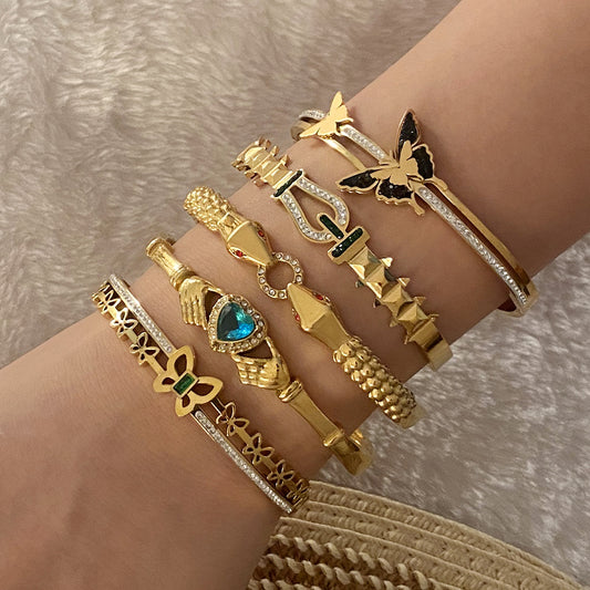 Bracciale in Acciaio Inossidabile a Farfalla di Tendenza con Accento a Cuore Blu e Finitura Placcata