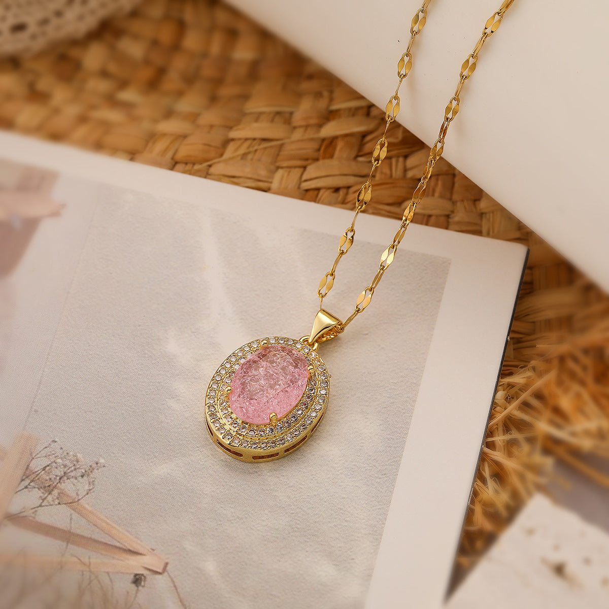 Collana pendente ovale minimalista da donna in ottone con placcatura in oro vero e intarsio di zirconi