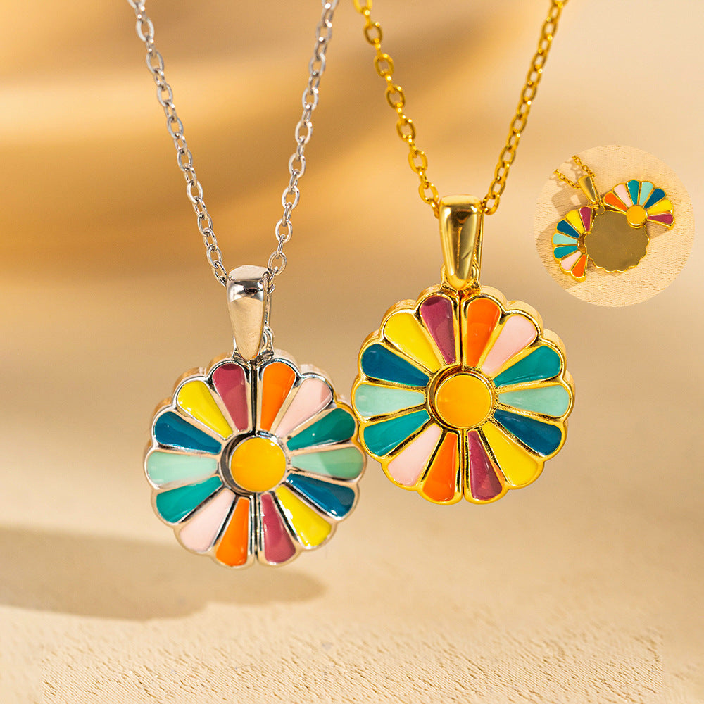 Collana con ciondolo a margherita d'ispirazione vintage in acciaio al titanio con finitura smaltata, motivo floreale su catena ondulata da donna