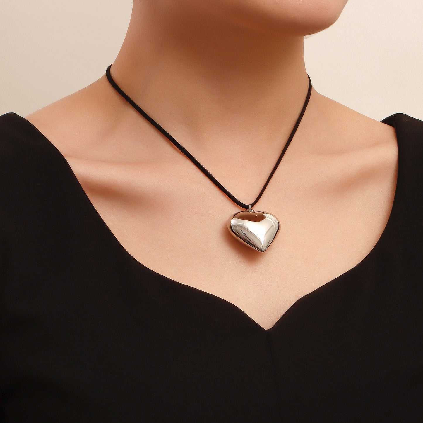 Punk Vintage Heart-Shaped Alloy Choker Necklace with Electroplated Finish for Women