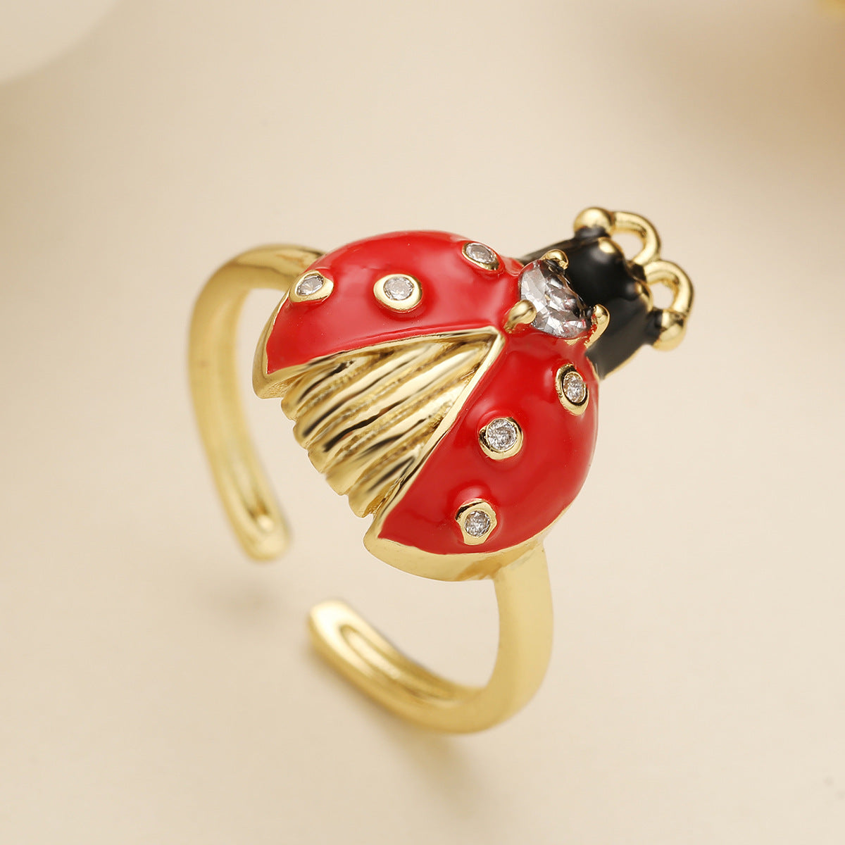 Anello da donna minimalista geometrico a forma di insetto in rame placcato oro 18 carati con finitura smaltata
