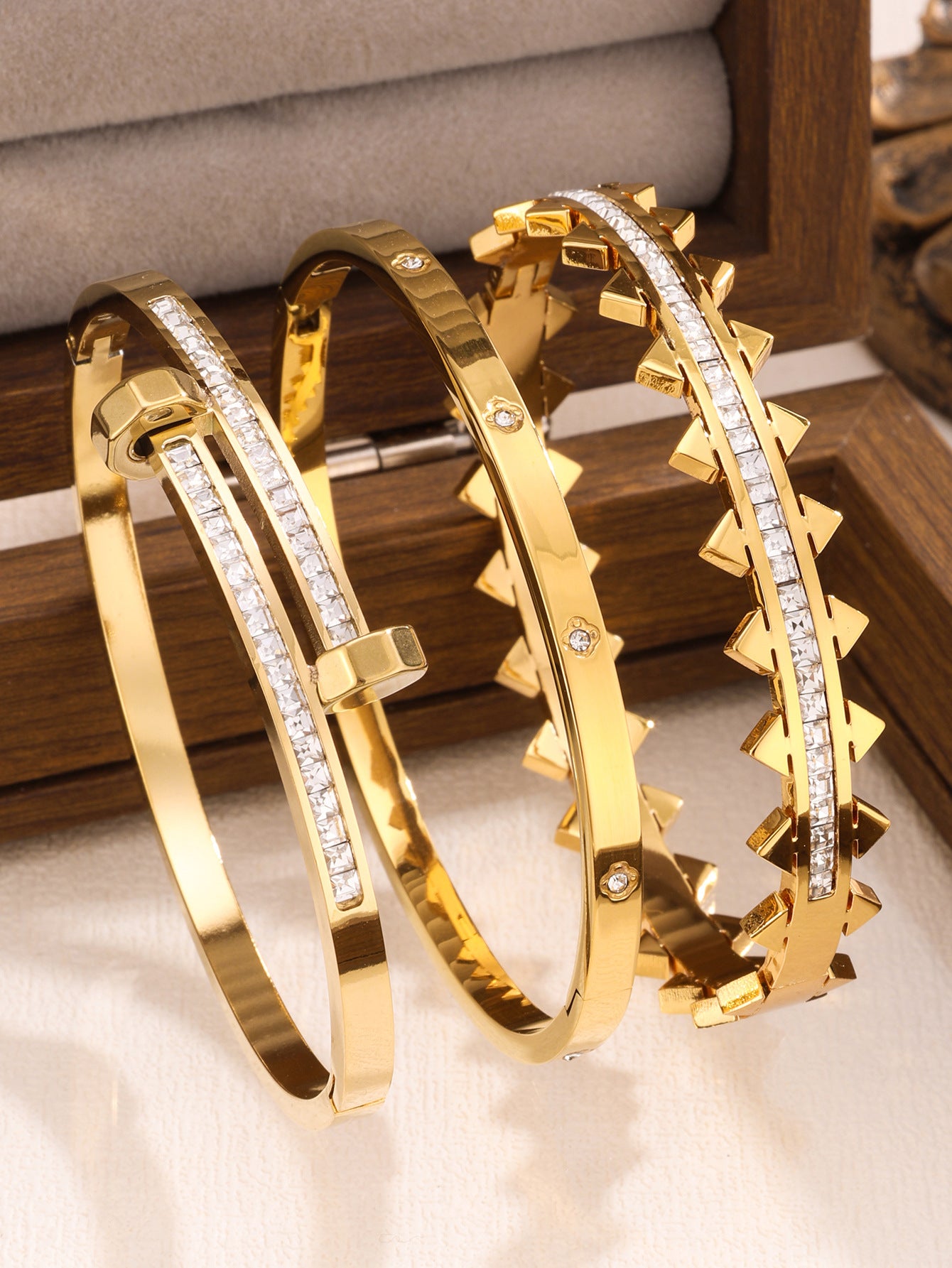 Juego de pulseras de acero inoxidable con trébol de cuatro hojas, incrustaciones de diamantes de imitación y chapado en oro al vacío de 18 quilates, estilo minimalista y a la moda