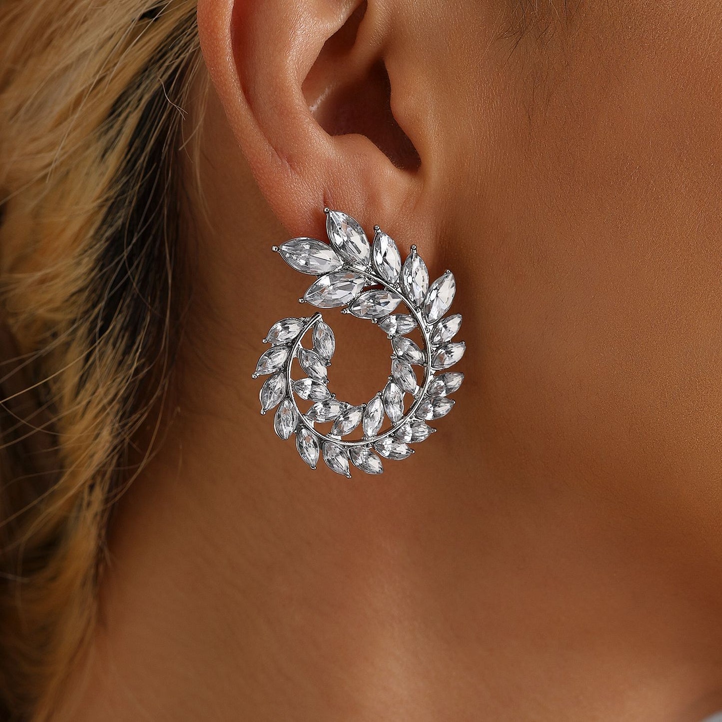 Pendientes llamativos chapados en aleación de zinc de diseño geométrico vintage con adornos de diamantes de imitación para mujer