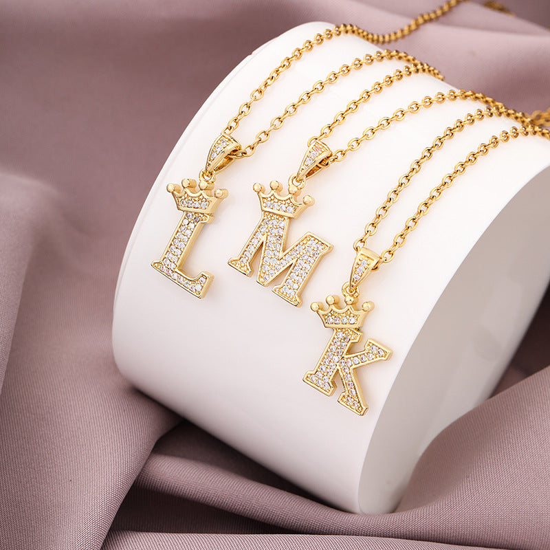 Collana da donna in acciaio inossidabile a forma di corona, minimalista, con zirconi cubici micro-pavé e charm a lettera