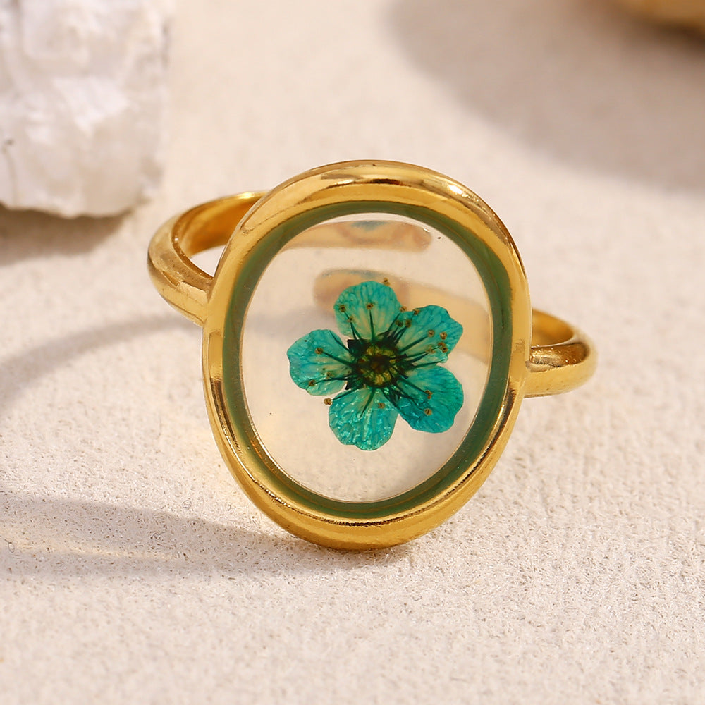 Anello da donna minimalista floreale in acciaio inossidabile placcato oro 18 carati con fiore essiccato verde e acrilico