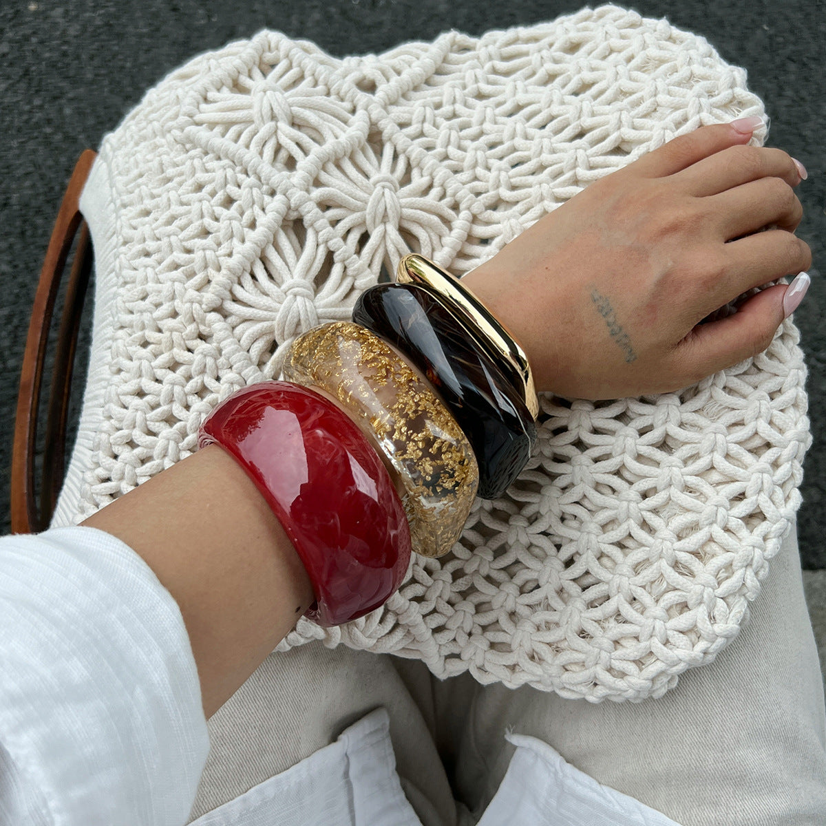 Bracciale rigido largo in lega placcata oro con effetto marmorizzato, design geometrico minimalista da donna