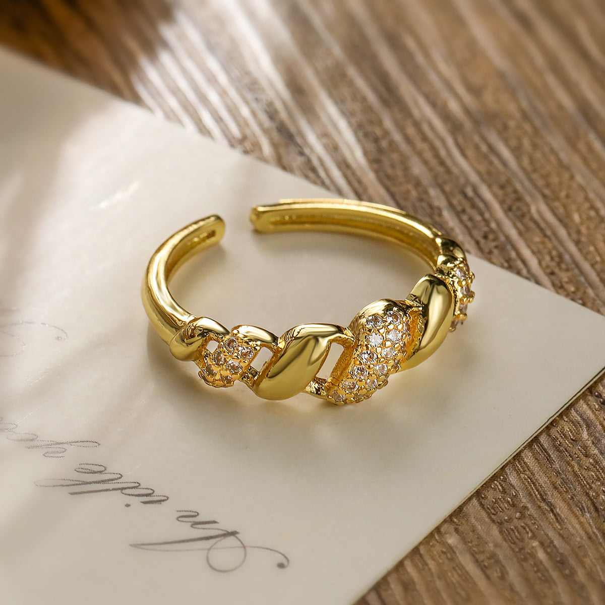 Anello da Donna Minimalista Geometrico in Rame Placcato Oro 18K con Intarsio in Zirconi