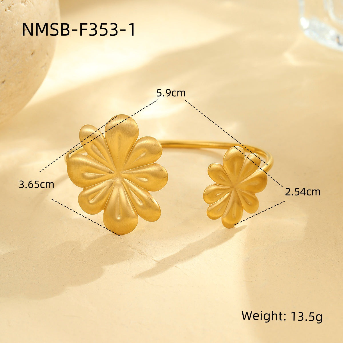 Collana con ciondolo a petalo spazzolato in acciaio inossidabile alla moda da donna con finitura galvanizzata e design geometrico floreale