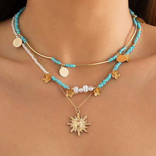 Collana con pendente floreale etnico retrò da donna con catena in lega, paillettes multistrato simili a perle, design geometrico e finitura placcata