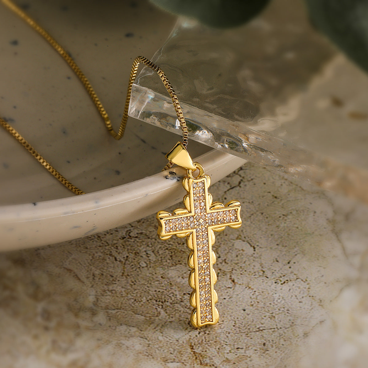 Collana minimalista con pendente a croce da donna con base in rame e placcatura in oro 18 carati, intarsio in zircone, catena per clavicola
