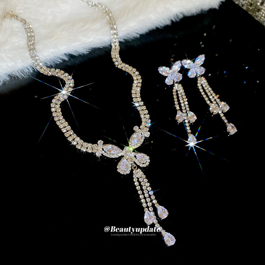 Elegante Set Collana e Orecchini a Farfalla Minimalista con Intarsi in Zirconi su Catena di Rame da Donna