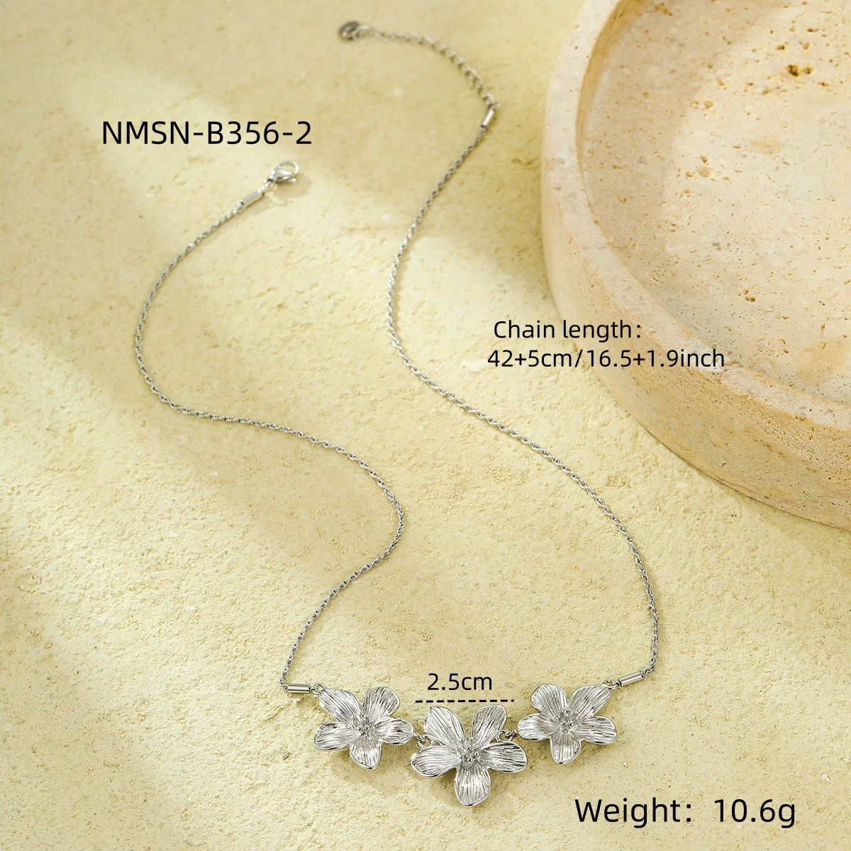 Collana alla clavicola floreale di tendenza con ciondolo geometrico in acciaio inossidabile con finitura galvanica per donna