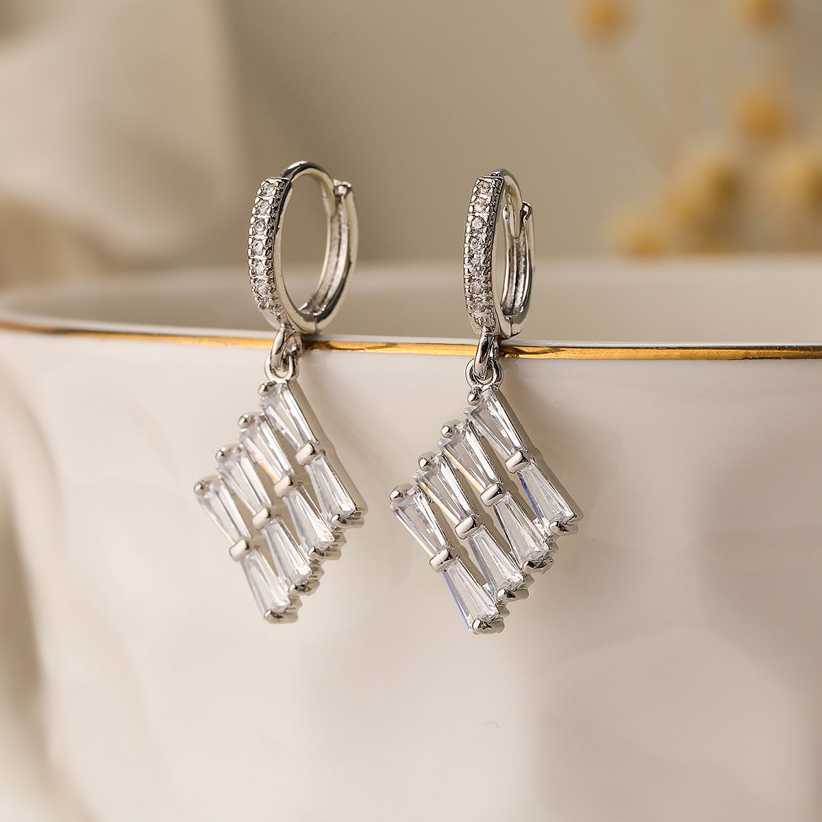 Orecchini a forma di cuore geometrico minimalista in zircone per donne con base in rame