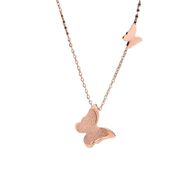 Dolce Collana Minimalista con Pendente a Farfalla in Acciaio al Titanio Placcato Oro Rosa 18K con Catena a O