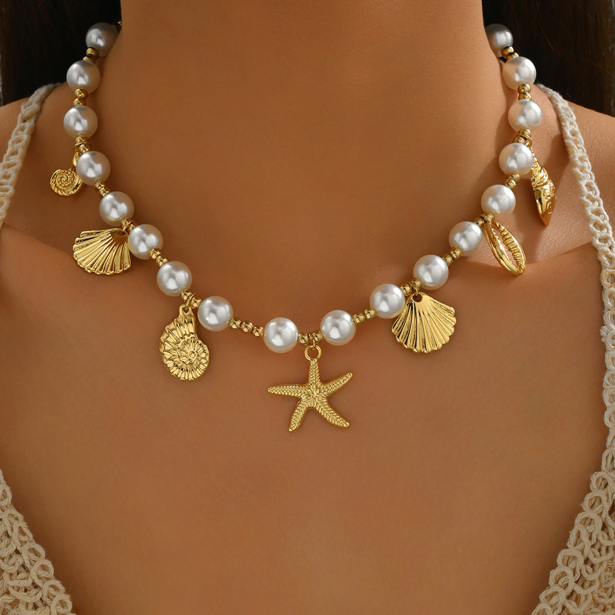 Collana da donna in lega di zinco a forma di stella ispirata all'oceano con intarsio di perle, pendente geometrico a conchiglia su catena classica