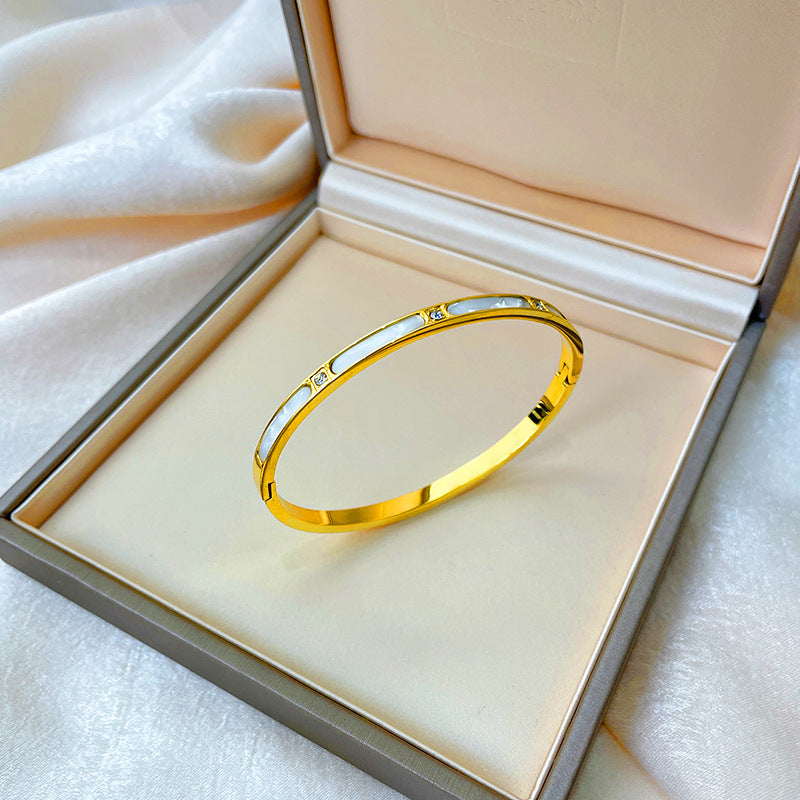 Bracciale minimalista in titanio e acciaio placcato oro rosa con intarsio in strass e design dalla forma irregolare