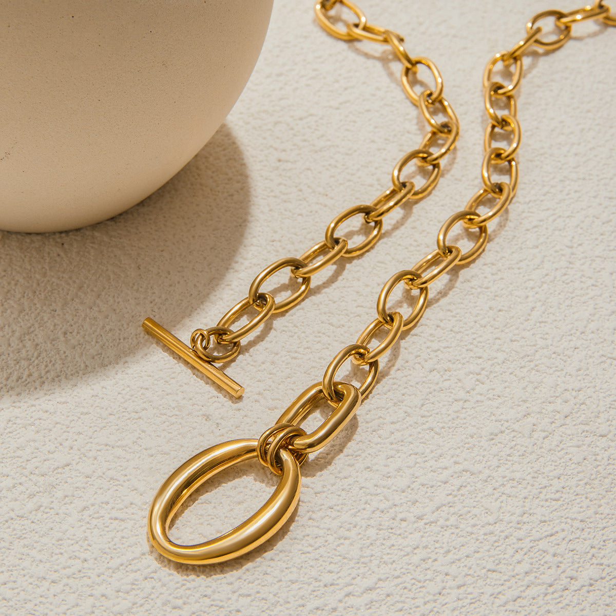 Collar de Mujer Multicapa de Acero Inoxidable con Baño de Oro de 18K y Cierre OT Geométrico de Lujo