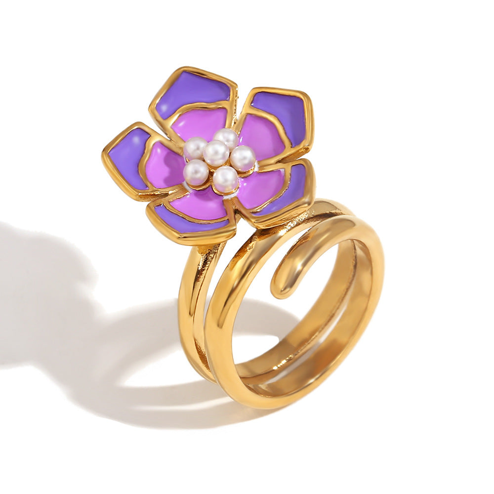 Collana da donna alla moda con ciondolo floreale e geometrico in acciaio inossidabile con placcatura in oro 18 carati e dettagli di petali smaltati
