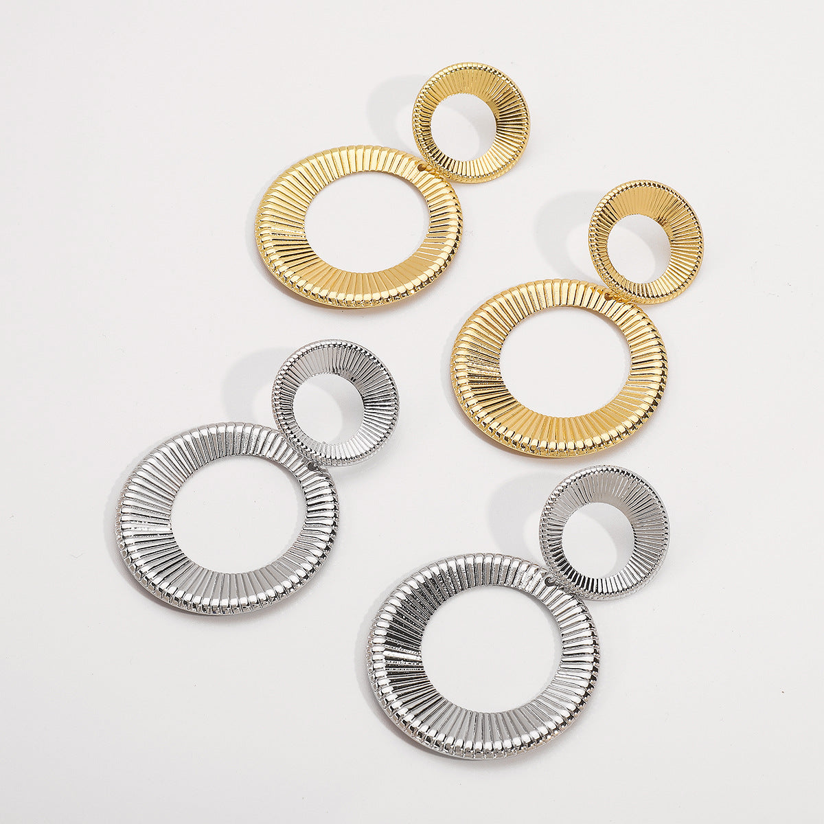 Pendientes de botón geométricos retro minimalistas para mujer con baño electrolítico