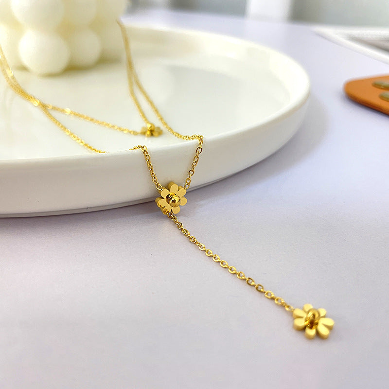 Minimalist Daisies Pendant Necklace for Women in Titanium Steel with Plated Finish, Double-Layer Clavicle Chain in Cross Link Style
