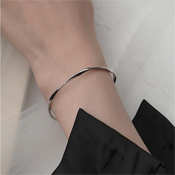 Minimalist Mobius Bracelet for Women Alloy Hand Chain with Plated Finish Elegant Friendship Gift